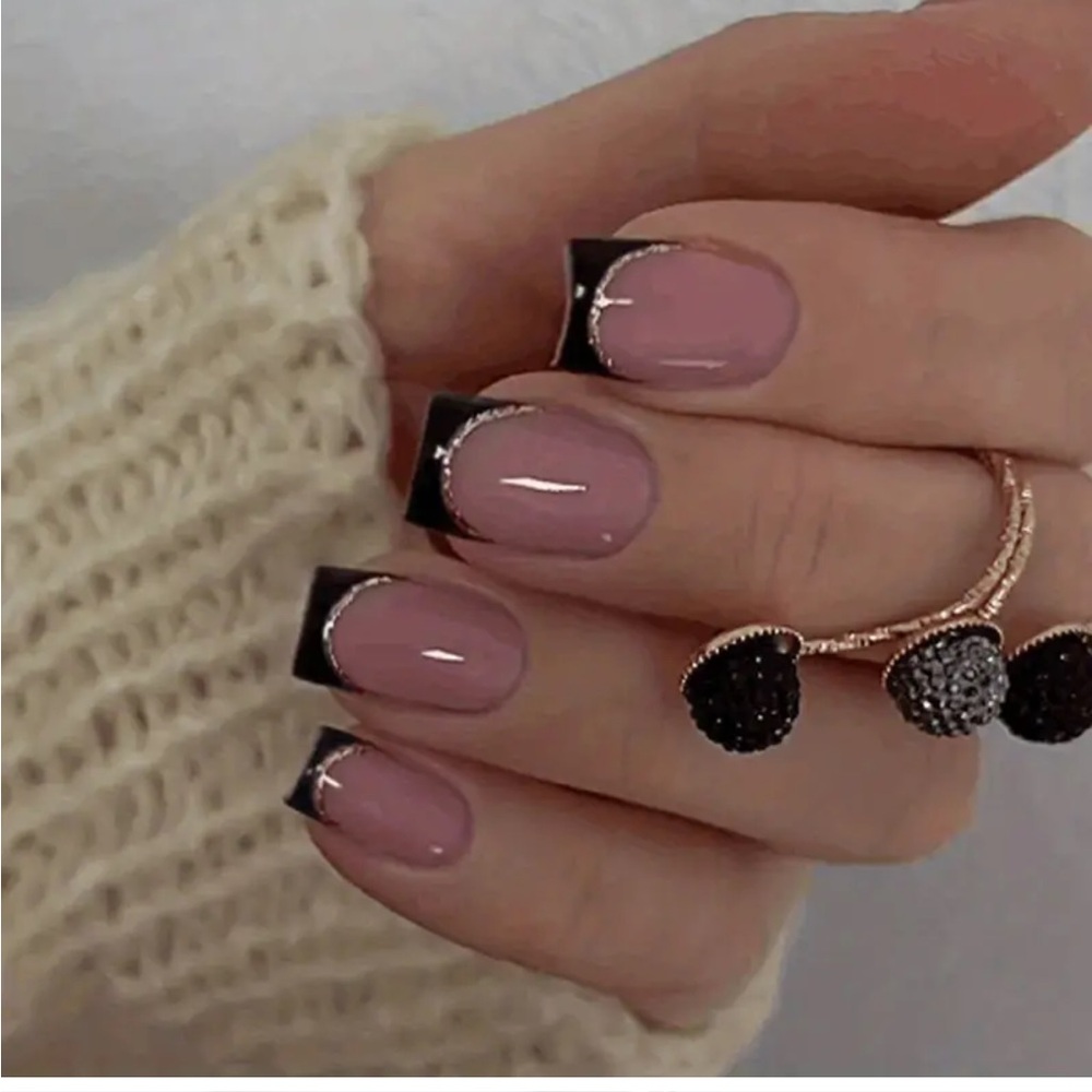 False Nails
24pcs Glossy Pink Press On Nails French Black gold Stripe Edge